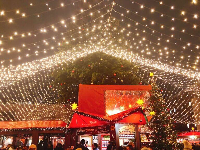 ケルン大聖堂前のクリスマスマーケット